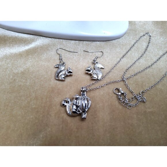 vintage womens silver tone squirrel w/nut necklace and squirrel earrings - Picture 1 of 4